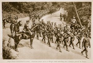 Anglo Saxon våpenbrorskap: Amerikanske tropper ledet av et britisk band som marsjerte forbi en britisk general i Frankrike, 1914-19 av English School