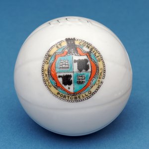 Armorial suvenir miniatyrfotball med dekorativ overføring av Portobello-skjoldet (keramikk) av English School