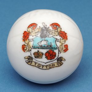 Armorial suvenir miniatyrfotball med overføring av Totton-emblemet (keramikk) av English School