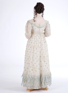 Baksiden av en dagskjole, ca. 1815 (bomullsmuslin brodert med blå ull) av English School