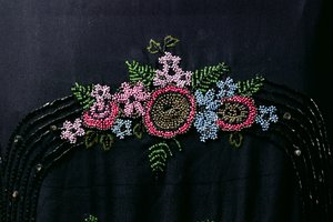 Perledetaljer fra en kvinnes kjole, ca. 1925-27 (kunstsilke med perler) (detalj av 235211) av English School