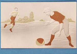 Blankt kort i relieff som viser to fotballspillere, ca. 1880-tallet av English School
