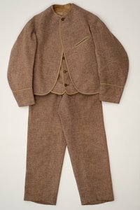 Guttedrakt, ca. 1880 (vevd ull) av English School