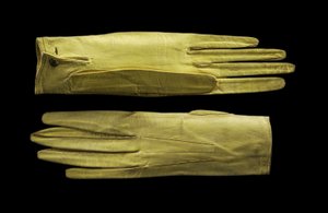 Knallgule hansker med lang håndledd. ca. 1820 (lær i barneskinn) av English School