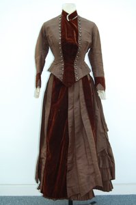 Brun kjole (skjørt og liten jakke), ca. 1875 (silkesateng) (se også 3700631) av English School