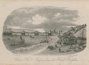 Chain Pier and Bazaar fra stranden i Brighton av English School