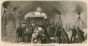 Charing Cross Station, London: Overbygd vei som fører til plattformen av English School