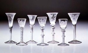 Samling av graverte glass med ugjennomsiktig og luftvridende stengler (glass)trompet av English School