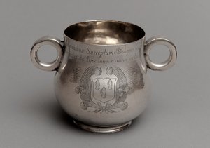 Kopper med stor mage og tykk støpt kantbunn, og et par okseøyehåndtak, 1675 (sølv) av English School