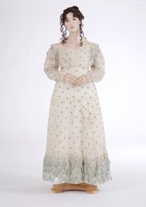 Dagskjole, ca. 1815 (bomullsmuslin brodert med blå ull) av English School