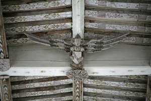 Viser utsikt over en av de utskårne treenglene i skipet