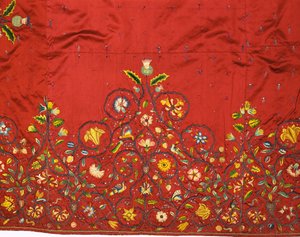Detalj av et viktig skjørt eller underkjole av karmosinrød silke som sies å ha blitt brodert av Mary, dronning av skottene for dronning Elizabeth I mens hun var fanget i Hardwick av English School