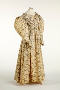 Kjole trykket med blomster- og grendesign på kremvevd stoff med rutemønster i vevingen, ca. 1830-35 (bomull) av English School