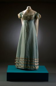 Andeegg blå aftenkjole med kremermer, vist her med perlesmykker, ca. 1819 (silke og blonder) av English School