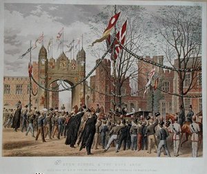 Eton skole og guttebuen. Besøk betalt av H.R.H. prinsesse Alexandra (1844-1925) av Danmark, 9. mars 1863 (farget gravering) av English School