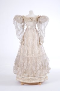 Aftenkjole, 1829 (silke og maskinvevd gasbind) av English School