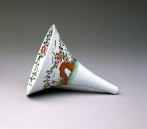 Famille Rose Wine Funnel, Worcester Porselen, 1753-55 (emaljert porselen)