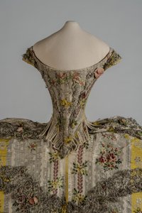 Mote dukkemantua (bodice) av English School