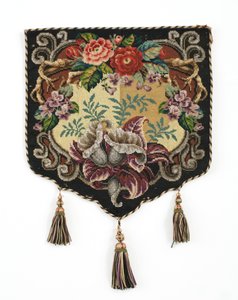Brannskjermpanel, ca. 1850 (Berlin ulllerretspanel med perler og silkebakside) av English School