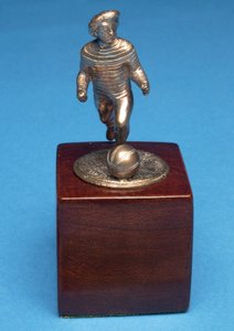 Fotballspiller i bøyletrøye (metall) av English School