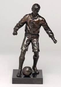 Fotballspiller, del av et klokkesett (malt spelter) (se også 315475-315477) av English School