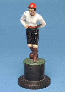 Fotballspiller med ballen ved føttene (håndmalt metall) av English School