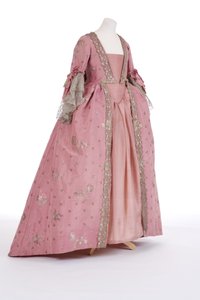 Sett forfra av en ryggkjole, 1750-tallet (vevd silke og sølvmetalltråd) av English School