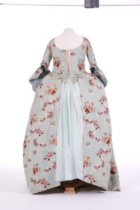 Sett forfra av en ryggkjole fra 1760-tallet (brokadet silke) av English School