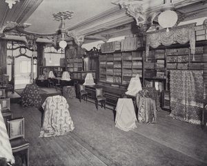 Innredningsgardineravdeling, Harrods (litho) av English School