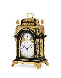 George III ormolu-montert ebonisert slående og musikalsk åttedagers bordklokke av liten størrelse, ca. 1765 (ormolu & ebonisert trekasse) av English School