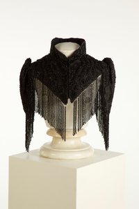 Svart pelerine eller kappe med høy krage, ca. 1890-1900 (silke og jet) av English School