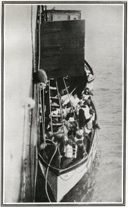 Hvordan Titanic-overlevende ble plukket opp av Carpathia, fra 'The Sphere', 4. mai 1912 (litho) (detalj av 450825) av English School
