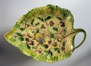 Bladformet fat dekorert med vinranker og eksotisk fugl, 1760-70 (keramikk) av English School