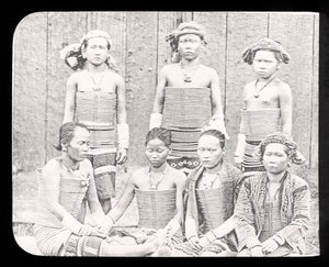 Magisk lyktlysbilde som viser kvinner fra havets Dyas-stamme, Borneo ca. 1900 av English School