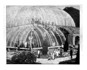 Reparerer Great Conservatory i Chatsworth, Derbyshire på slutten av 1800-tallet av English School