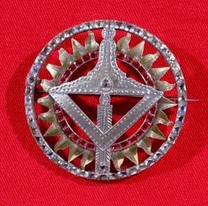 Frimurermerke eller juvel båret av medlemmer av Grand Lodge, 1735 (forgylt sølv og sølv med røde steiner og briljanter) av English School
