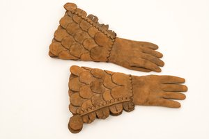 Pansrede skinnhansker for menn, ca. 1600-50 (heavy buff leather) av English School