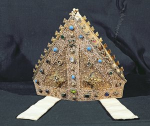 Gjæring som tilhører William av Wykeham, sent på 1300- eller begynnelsen av 1400-tallet (duk av gull, perler, forgylt sølv og imiterte turkiser)