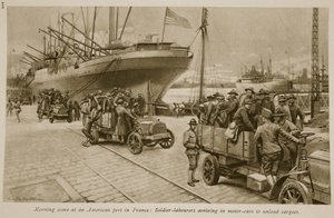 Morgenscene ved en amerikansk havn i Frankrike: Soldatarbeidere ankommer i biler for å losse last, 1914-19 av English School
