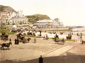 På stranden, Llandudno (håndfarget bilde) av English School