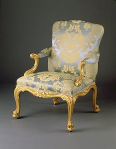 En fra et sett med fire George III lenestoler, ca. 1765 (utskåret forgylt tre og møbeltrekk) av English School