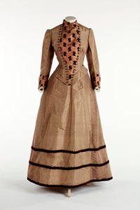 Blek plommekjole, ca. 1885 (silke) av English School