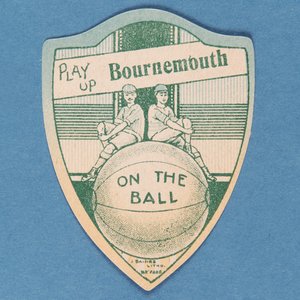 Spill opp Bournemouth, Baines-kort i form av et skjold og to fotballspillere som sitter på toppen av en stor fotball, 1888-89 av English School