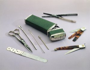 Pocket Etui, som inneholder kirurger instrumenter for mindre operasjoner (shagreen, sølv, stål og skilpaddeskall) av English School