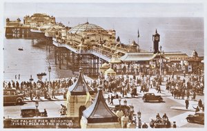 Postkort som viser Palace Pier i Brighton (etter et farget bilde) av English School