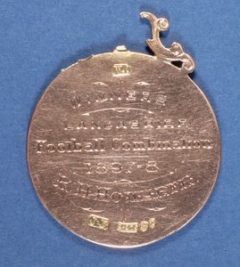 Baksiden av en Preston North End Football Club-medalje, 1897-98 (metall) (se også 315000) av English School