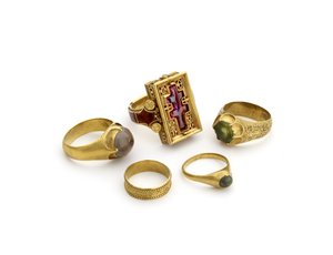 Ringer fra Thame Hoard funnet i Themsen, terminaldato 1457 (gull og edelstener)