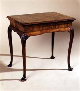 Sidebord, ca. 1710 (valnøtt) av English School