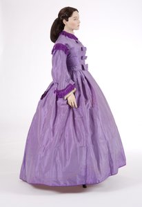 Sidevisning av en lilla dagskjole, 1860-tallet (stripet silketaft) av English School