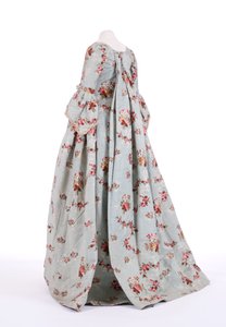 Sett fra siden av en ryggkjole, 1760-tallet (brokadet silke) av English School
